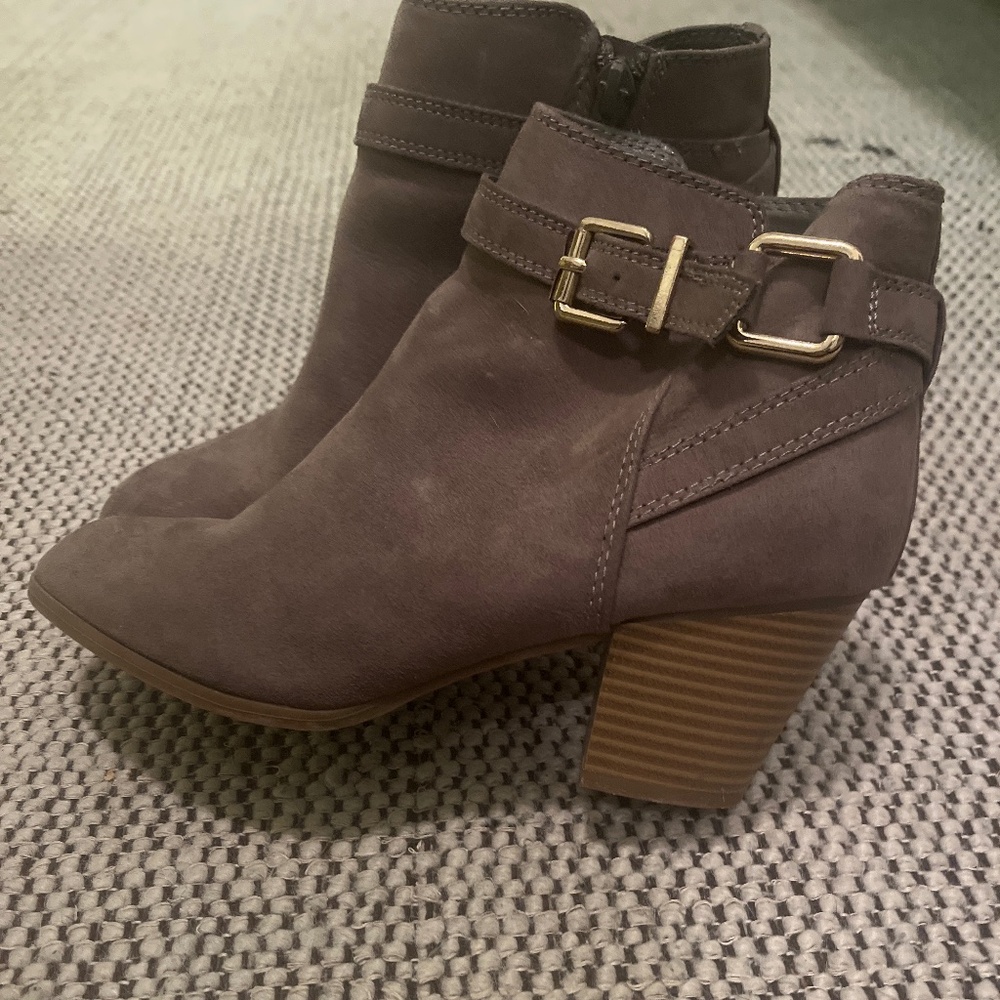 Heeled ankle boits